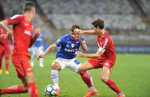 Imagens do duelo entre Cruzeiro e Internacional, no Mineiro, pela 22 rodada do Brasileiro 