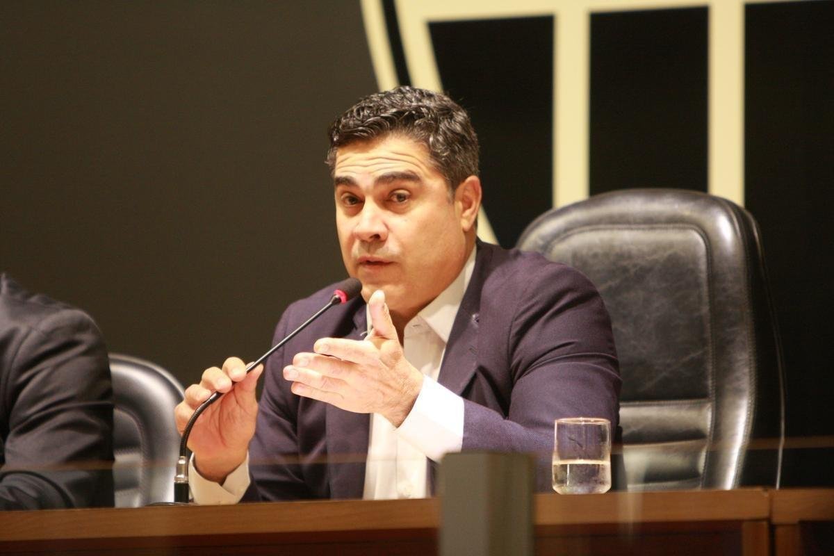 Veja imagens da entrevista coletiva de Srgio Sette Cmara