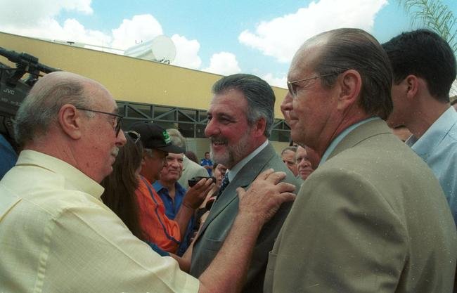 Inaugurao da Toca da Raposa II em 9 de maro de 2002. Na ocasio, presidente do Cruzeiro, Zez Perrella, recebeu figuras ilustres, como o tcnico da Seleo Brasileira, Luiz Felipe Scolari, e outras autoridades pblicas municipais, estaduais e federais