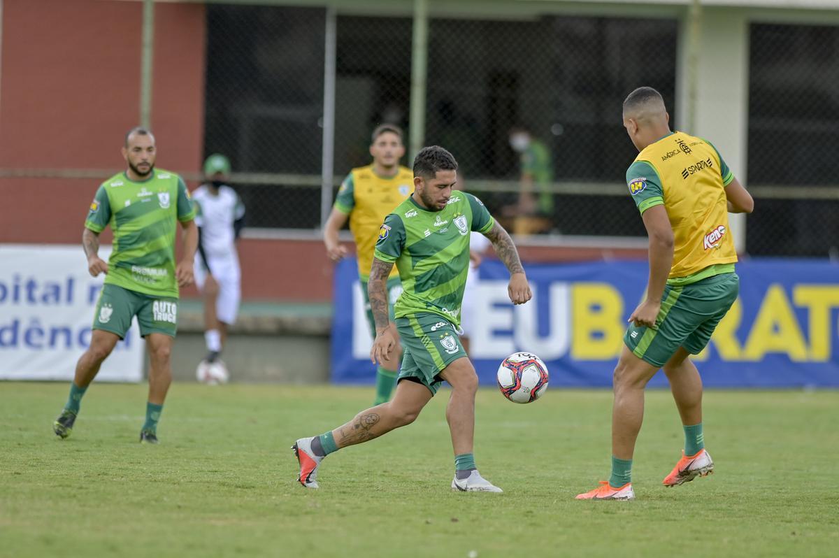 O Amrica treinou nesta quarta-feira (10), no CT Lanna Drumond, em Belo Horizonte. A atividade visou o confronto contra a Caldense, pela 4 rodada do Campeonato Mineiro. A partida ser realizada no Estdio Independncia, s 21h do prximo sbado (13).