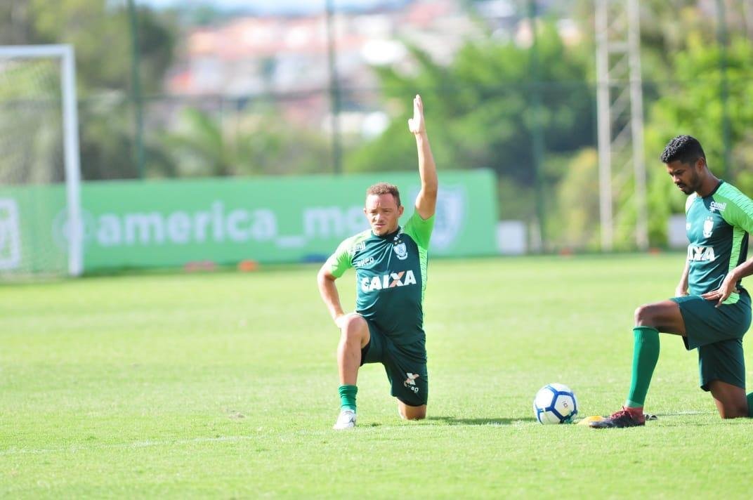 Tcnico acompanhou treinamento regenerativo do elenco nesta segunda-feira