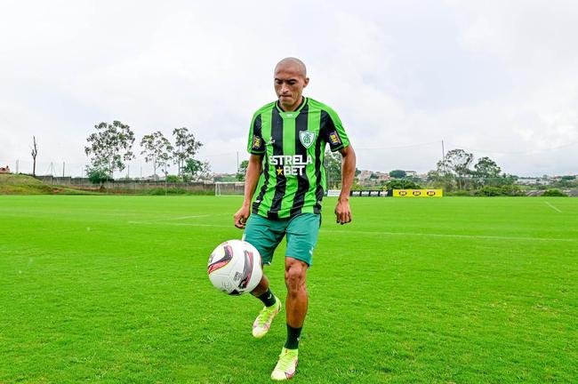 Fotos da apresentao do lateral-direito Nino Paraba no Amrica