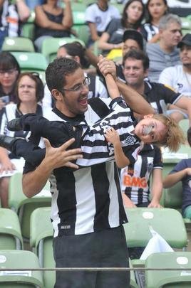 Imagens da torcida do Atltico no clssico contra o Cruzeiro, no Independncia, pelo Brasileiro 