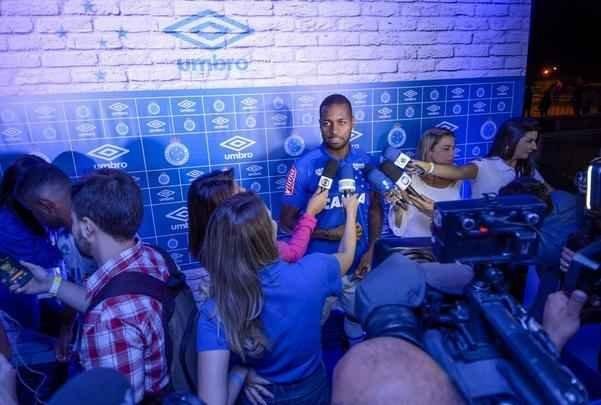 Imagens do lançamento do novo uniforme do Cruzeiro. Evento foi realizado na noite desta quinta-feira (12/05), na esplanada do Mineirão