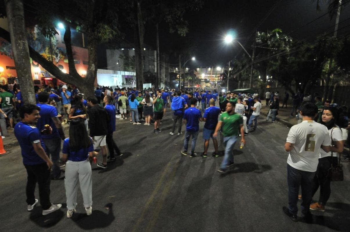 Torcida do Cruzeiro voltou ao Mineiro aps meses de ausncia devido  pandemia. Houve grandes filas devido  desorganizao do clube, que demorou a enviar funcionrios aos portes para fazer a conferncia dos exames de COVID-19. Na Alameda das Palmeiras, muitos cruzeirenses se aglomeraram e no usaram mscara prximo ao Bar do Peixe.