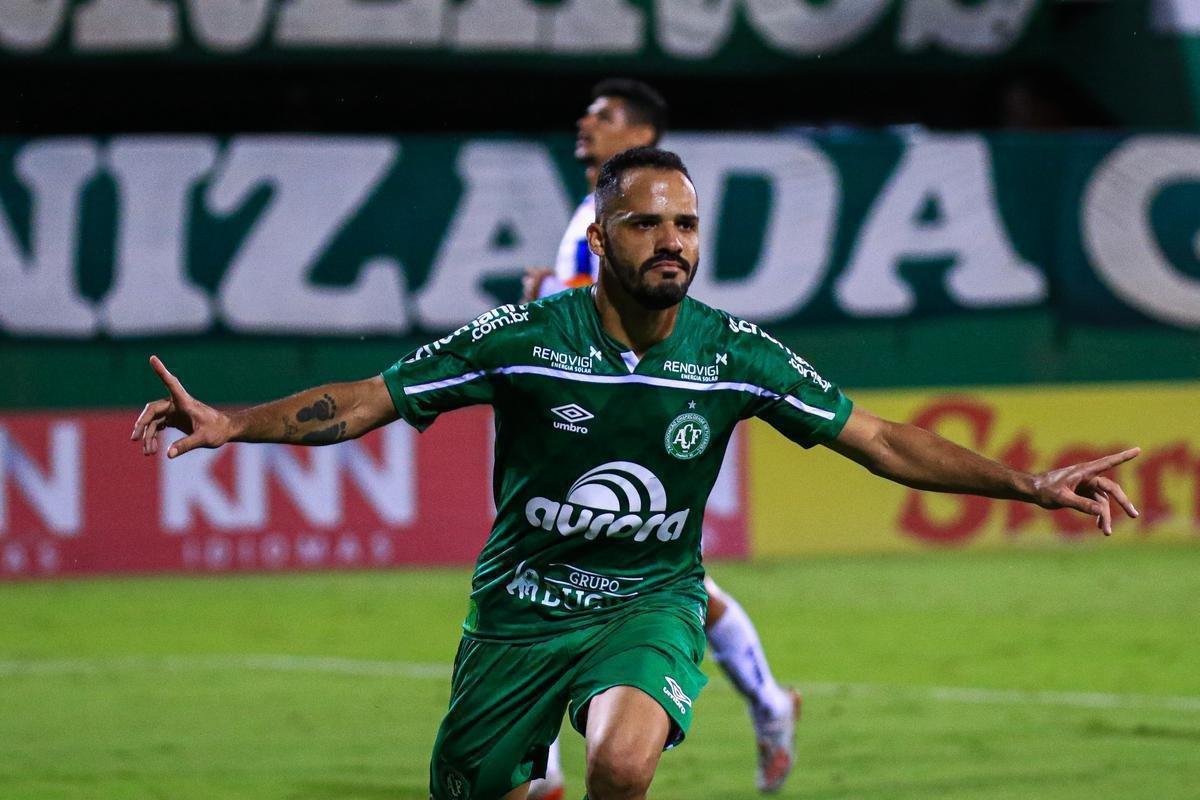 Anselmo Ramon - o centroavante de 32 anos demonstrou muita frieza ao bater de cavadinha o pênalti que garantiu o título à Chapecoense. Na Série B, somou 10 gols em 34 jogos. Na temporada, foram 12 em 44 apresentações.