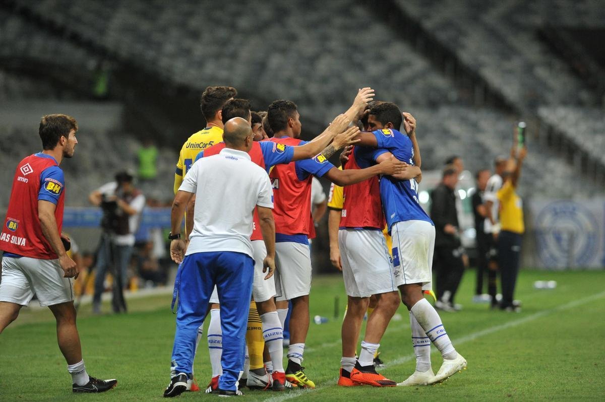 Em jogo com grande atuao do goleiro Fbio, Cruzeiro derrotou Santos de virada, por 2 a 1, com gols de Sass e Raniel; Gabriel Barbosa marcou para o Peixe, no Mineiro, pela 26 rodada do Brasileiro