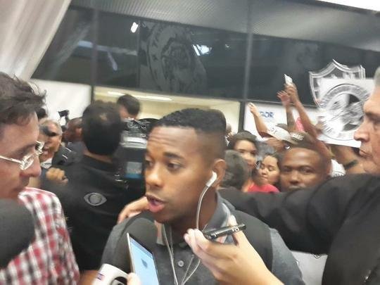 Atacante Robinho na chegada do Atlético a Confins