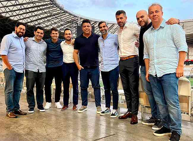 Ronaldo with his work team at Cruzeiro.  From left to right: Lênin Franco, Pedro Martins, Victor Rios, Enrico Ambrogini, Gabriel Lima, Paulo Pezzolano, Raphael Vianna and Alexandre Cobra