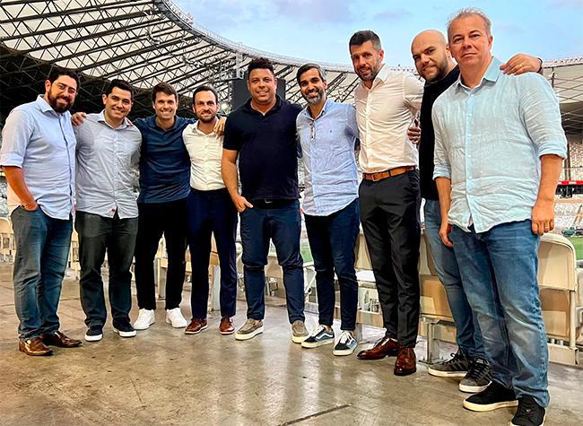 Ronaldo ao lado de sua equipe de trabalho no Cruzeiro. Da esquerda para a direita: Lnin Franco, Pedro Martins, Victor Rios, Enrico Ambrogini, Gabriel Lima, Paulo Pezzolano, Raphael Vianna e Alexandre Cobra