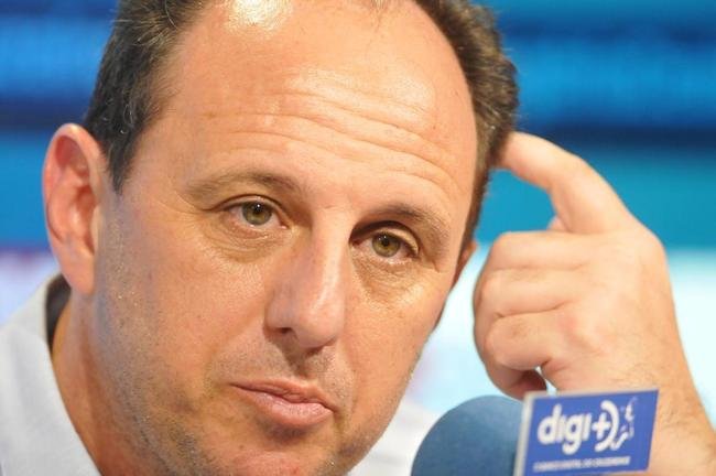 Rogrio Ceni concedeu entrevista coletiva e comandou o primeiro treinamento