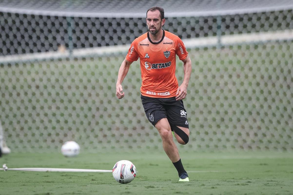 O Atltico realizou, nesta quinta-feira (10), a primeira atividade visando o clssico com o Amrica, vlido pela 5 rodada do Campeonato Mineiro. Com titulares em campo, o time de 'El Turco' Mohamed trabalhou para o confronto que ser disputado s 16h30 do sbado (12), no Estdio Independncia, em Belo Horizonte.