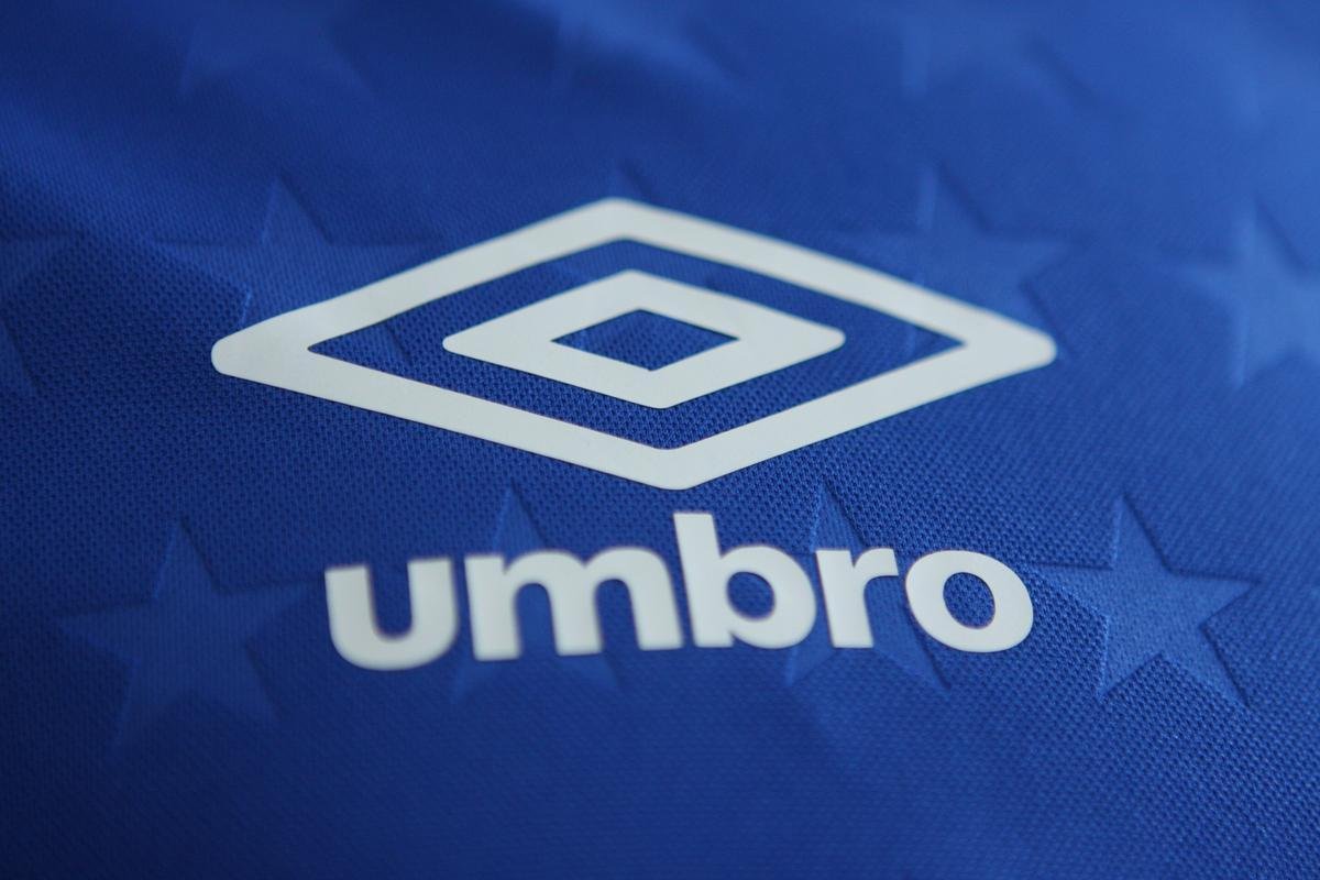 Imagens da camisa principal do Cruzeiro para a temporada de 2019