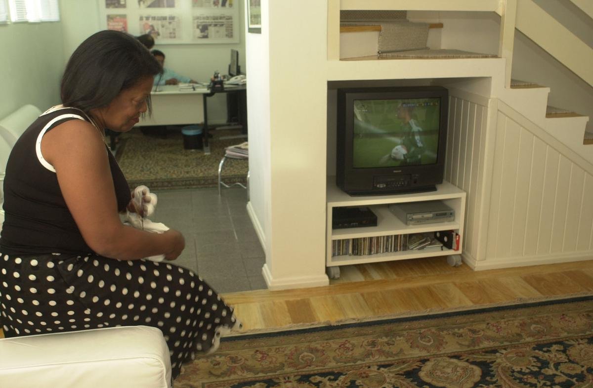 28/04/2006 - Dona Miguelina, me de Ronaldinho Gacho, concede entrevista em casa, na cidade de Porto Alegre - Foto de Ronaldo de Oliveira/CB