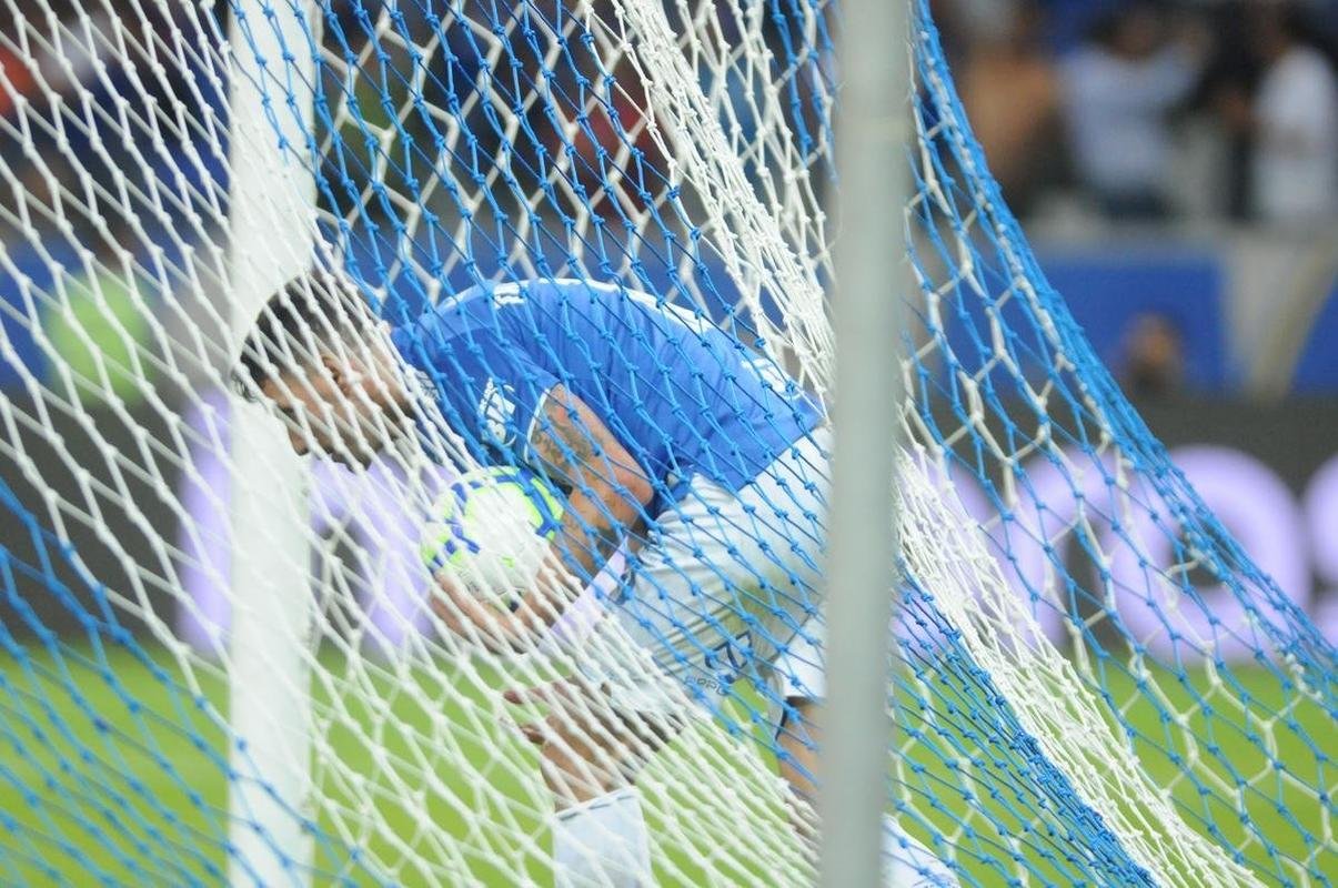 Cruzeiro voltou para o tudo ou nada no segundo tempo e chegou ao empate aos 13 minutos, com gol de cabea de Thiago Neves, aps assistncia de Ariel Cabral