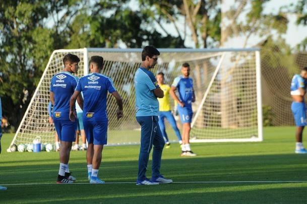 Tcnico da equipe sub-20, Ricardo Resende comandou nesta quinta-feira o primeiro treino como interino no Cruzeiro. Ele orientar a equipe na partida de domingo, s 16h, contra o Ava, na Ressacada, pela 14 rodada do Campeonato Brasileiro. Enquanto isso, a diretoria celeste busca um substituto para Mano Menezes, desligado do clube aps derrota para o Internacional, por 1 a 0, nessa quarta, pelo jogo de ida da semifinal da Copa do Brasil.