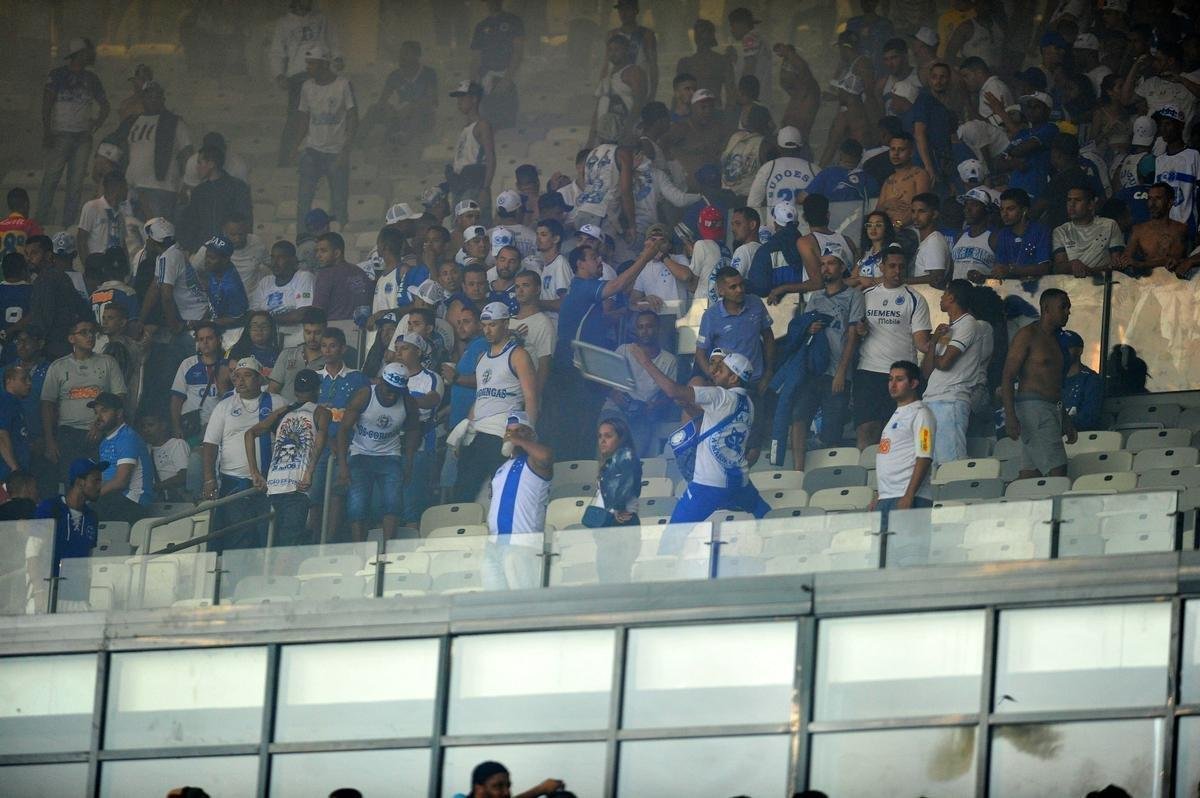 Sinalizadores, rojes, ira e xingamentos: a reao da torcida celeste com a derrota no Mineiro