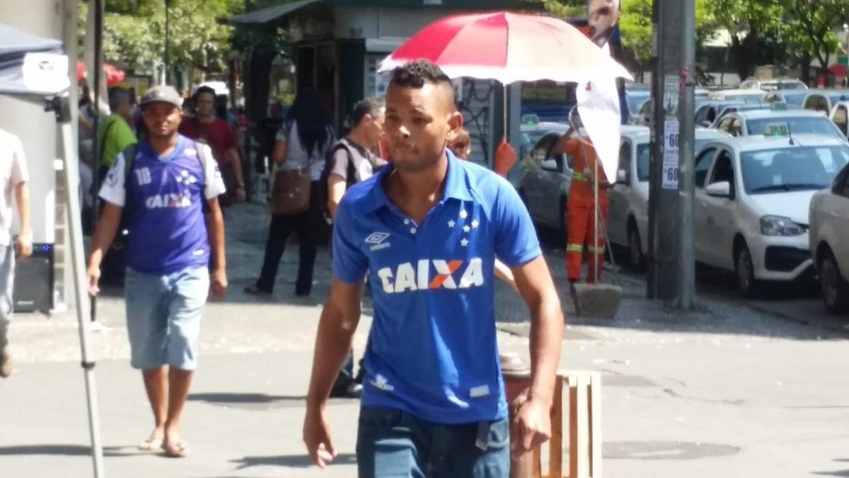 Torcedores do Cruzeiro saem s ruas com a camisa do clube, em dia de deciso