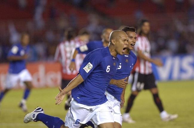 Em trs anos pelo Cruzeiro, Fernandinho ganhou duas edies do Campeonato Mineiro e fez parte do time vice-campeo da Copa Libertadores de 2009. Em junho de 2010, acabou dispensado da Raposa.
