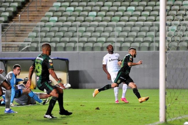 Felipe Azevedo abriu o placar para o Amrica sobre o Grmio: 1 a 0