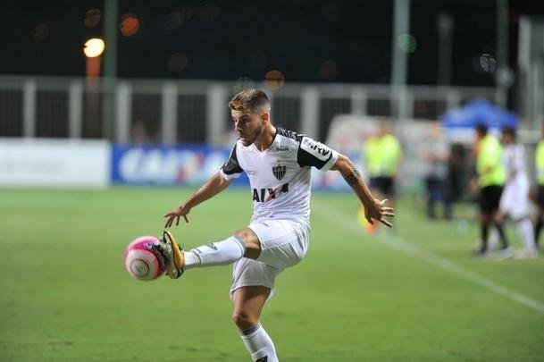 Depois de lances polmicos, Atltico confirmou vitria com gols de Rger Guedes e Ricardo Oliveira