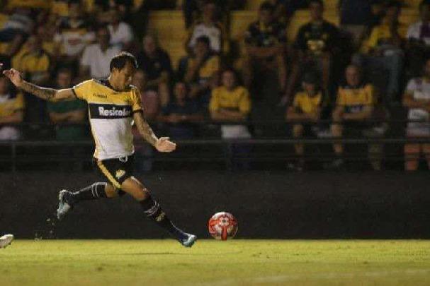 O atacante Vinícius, de 26 anos, foi oficializado pelo Tricolor. No ano passado, Vinícius disputou ao todo 39 partidas pelo Criciúma, sendo 26 delas como titular, com apenas um gol marcado (no empate por 2 a 2 com o Brasil-RS pela Série B).