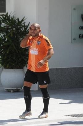 Treino do Atltico nesta segunda-feira, na Cidade do Galo, contou com a volta do meia  Juan Cazares. Direo no chegou a acordo para vend-lo a clube saudita. Tcnico Rafael Dudamel relacionou 23 jogadores para a viagem a Santa Fe, local da estreia na Sul-Americana, quinta-feira, contra o Unin-ARG. Jogador equatoriano ficou fora da lista.