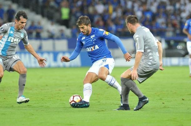 Aos dez minutos, Lucas Silva fez jogada individual e marcou o 2 gol do Cruzeiro em chute de fora da rea