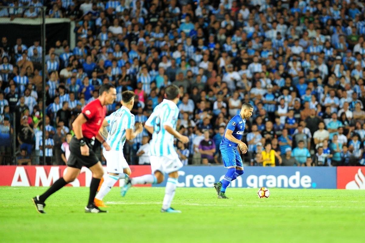 No segundo tempo, Lautaro Martnez marcou o terceiro dele no jogo, Robinho fez de falta para o Cruzeiro e Solari deu nmeros finais ao placar: Racing 4 x 2 Cruzeiro