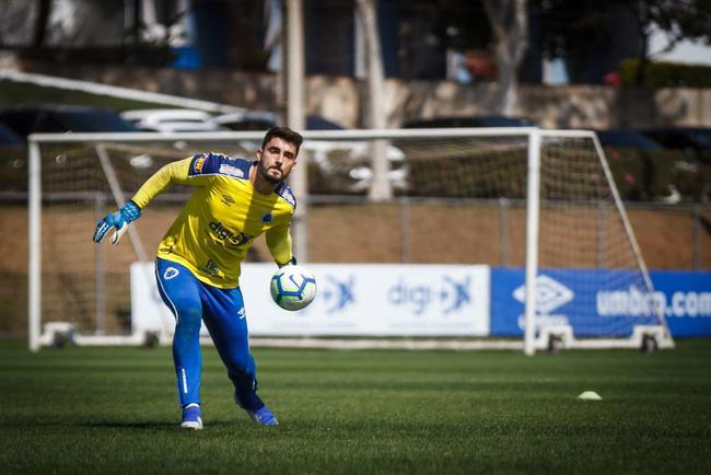 Rafael - acionou o Cruzeiro na Justia do Trabalho no fim de janeiro solicitando a resciso indireta em razo de atraso de salrio e demais verbas trabalhistas. Em fevereiro, fez acordo amigvel e deixou o clube depois de 18 anos. Transferiu-se justamente para o maior rival, o Atltico, pelo qual jogou 16 partidas e sofreu 11 gols.  visto como reserva de Everson pelo tcnico Jorge Sampaoli.