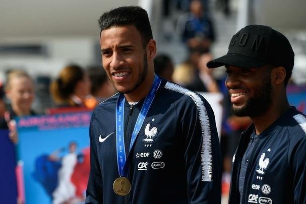 Aps conquistar o ttulo de campe do mundo, Seleo da Frana volta para casa e  recebida com festa no aeroporto de Paris