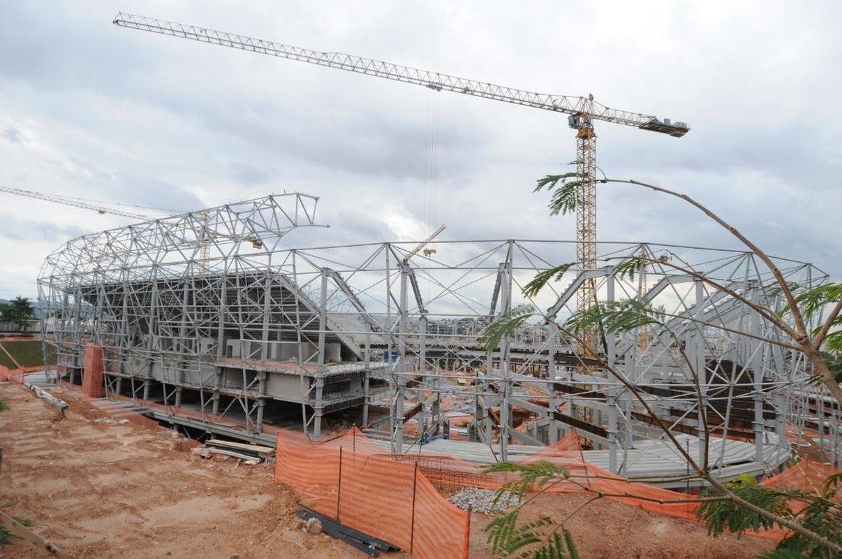 Nesta quarta-feira (20), as obras da Arena MRV, no Bairro Califrnia, em Belo Horizonte, adentraram em uma nova etapa. Isso porque as placas da cobertura do estdio comearam a ser instaladas, conferindo 'novo visual' ao projeto da futura casa do Atltico.