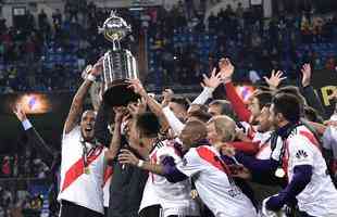River Plate ergue a taa da Libertadores no Bernabu