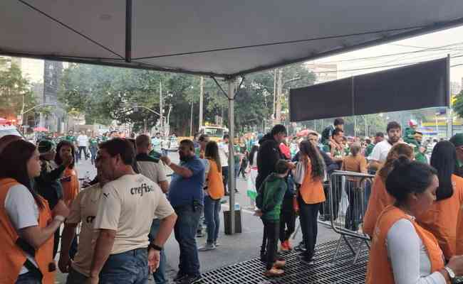 Torcedores tiram dúvidas em tenda montada pelo Palmeiras na porta do Allianz Parque