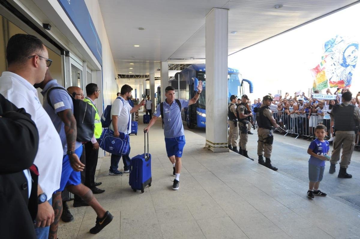 Jogadores do Cruzeiro embarcaram no Aeroporto de Confins, na tarde desta tera-feira, para duelo decisivo contra o Corinthians, em So Paulo, pela final da Copa do Brasil