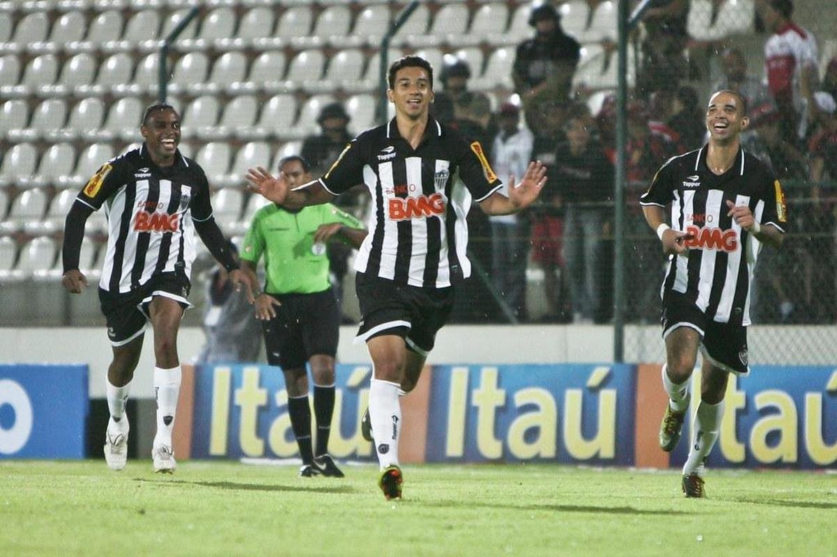 Atltico 4 x 1 Flamengo - Campeonato Brasileiro de 2010 - Mais uma vez, o Atltico estava em situao delicada no campeonato at enfrentar o Flamengo. Na Arena do Jacar, o Galo goleou por 4 a 1 e deixou a zona de rebaixamento. Obina, Renan Oliveira (duas vezes) e Diego Tardelli fizeram os gols do Galo. Marquinhos diminuiu. 