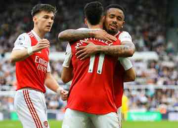 O Arsenal venceu mais uma fora de casa e chegou a 12 vitórias como visitante. Com o resultado, o time chega a 81 pontos e encosta no City na briga pelo título. 