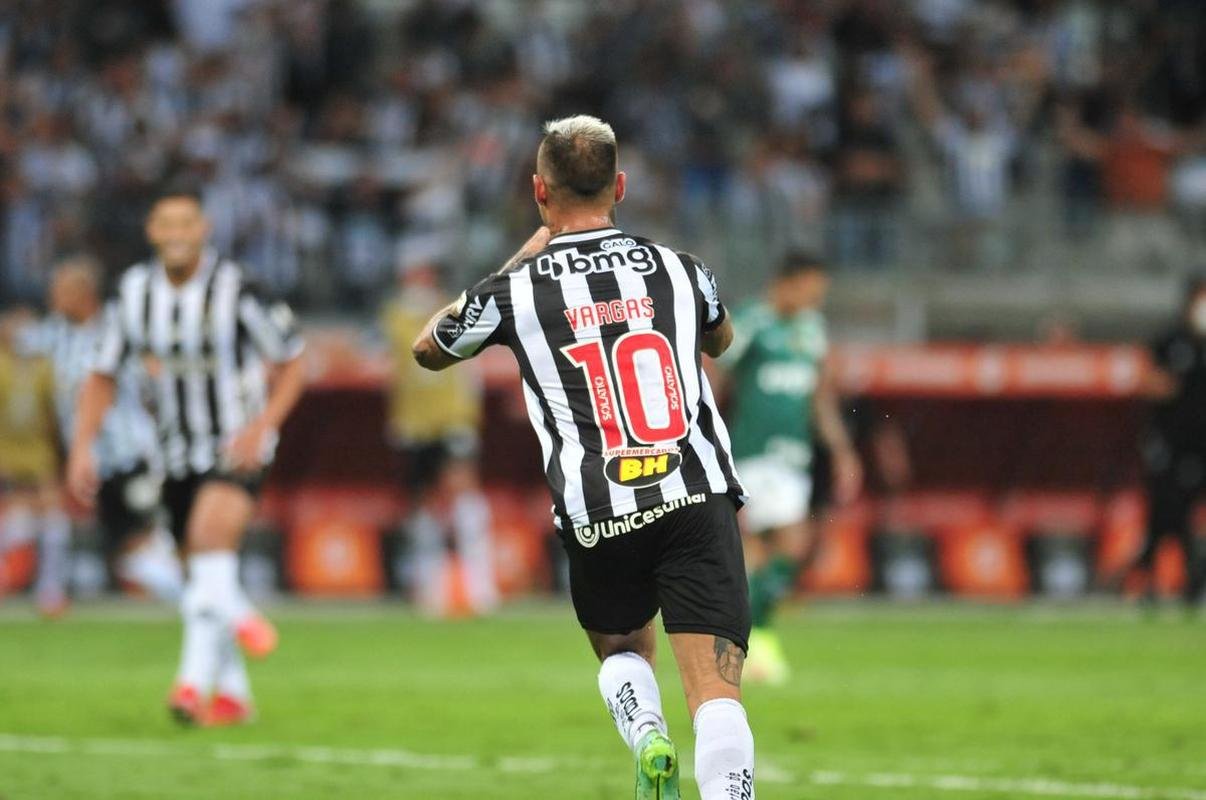 No segundo tempo, de cabea, Vargas abriu o placar para o Atltico no Mineiro: 1 a 0
