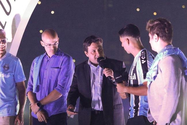 Luis Surez foi apresentado na Arena Grmio nesta quarta-feira (4/1)