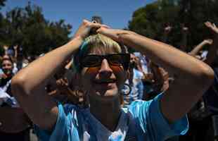 Multido festeja, no Centro de Buenos Aires, o tri mundial da Argentina conquistado na Copa do Catar