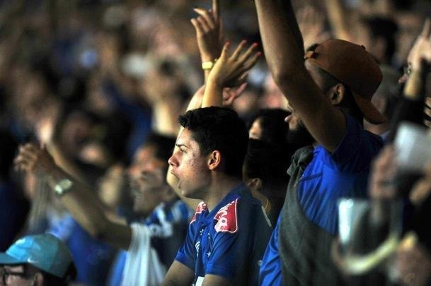 Torcida do Cruzeiro foi da esperana  decepo no Mineiro diante do River Plate