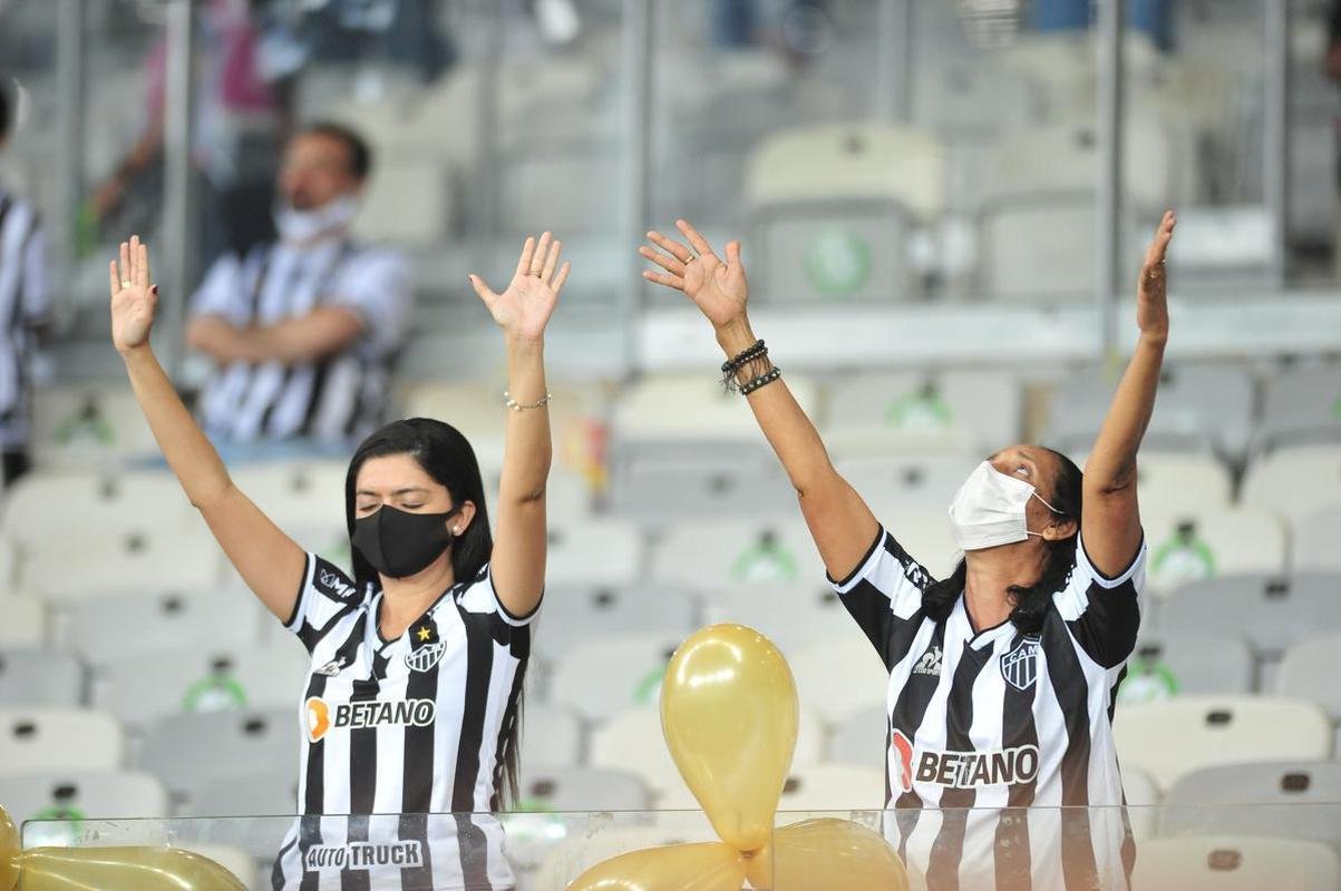 Atleticanos se decepcionam com eliminao do clube na semifinal da Copa Libertadores. Equipe alvinegra empatou por 1 a 1 com o Palmeiras, no Mineiro, e deu adeus ao torneio
