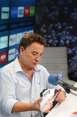 Fotos da apresentao de Adilson Batista como novo tcnico do Cruzeiro. Tcnico teve reunio com jogadores na Toca da Raposa II, falou com a imprensa e depois comandou seu primeiro treino