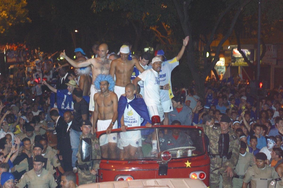 A festa do titulo brasileiro de 2003 no terminou no Mineiro aps a vitria do Cruzeiro por 2 a 1 sobre o Paysandu. O elenco cruzeirense saiu do estdio em carro aberto do Corpo de Bombeiros e foi 'abraado' pela torcida celeste nas ruas de Belo Horizonte. As comemoraes se estenderam at a madrugada nos bares da capital mineira.