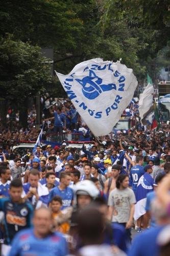 Depois de vencer o Vitria por 3 a 1 no Barrado, em Salvador, na noite de 13 de novembro de 2013, e confirmar o tricampeonato brasileiro, o Cruzeiro desembarcou em Confins numa quinta-feira e foi recebido por milhares de pessoas nas ruas de Belo Horizonte. O elenco desfilou em carro pela Avenida Antnio Carlos, pela Avenida Afonso Pena, no Centro, e foi em direo  sede do Barro Preto. Esta, sem dvida, foi a festa que envolveu o maior nmero de pessoas na capital mineira.