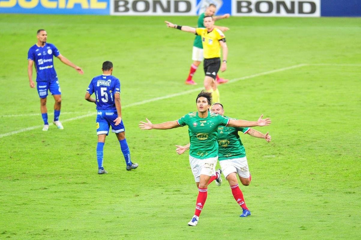 Fotos do jogo entre Cruzeiro e Confiana pela Srie B. Jogo  em Belo Horizonte marcou a volta da torcida cruzeirense ao Mineiro aps meses de ausncia devido  pandemia da COVID-19