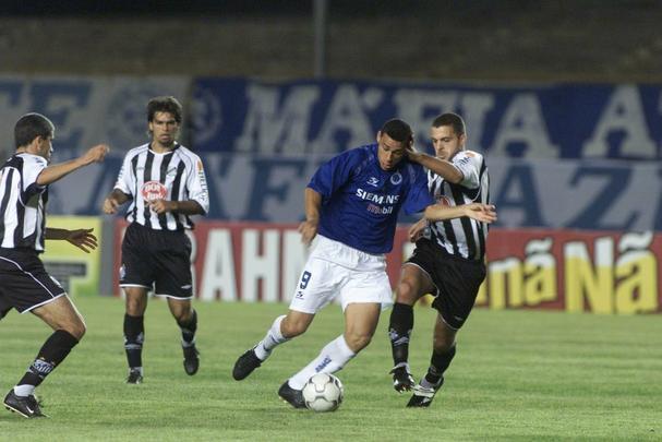 Fred em ação pelo Cruzeiro entre 2004 e 2005