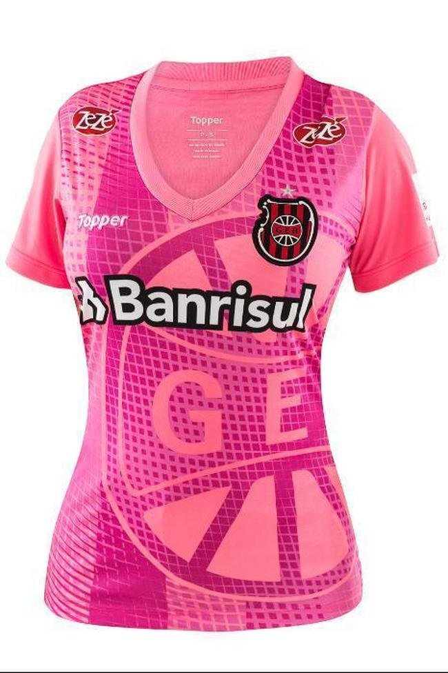 A camisa Outubro Rosa do Grmio Esportivo Brasil  inspirada no escudo do Xavante, representado em grandes propores com efeito de retculas degrade.