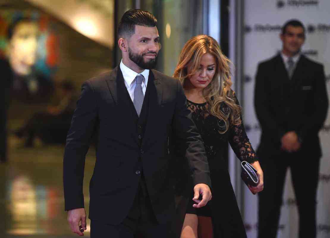 Casamento de Messi rene constelao de astros do futebol - Aguero e a esposa no tapete vermelho