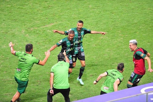 Ademir marcou dois gols na etapa final e colocou o Amrica em vatagem: 2 a 0